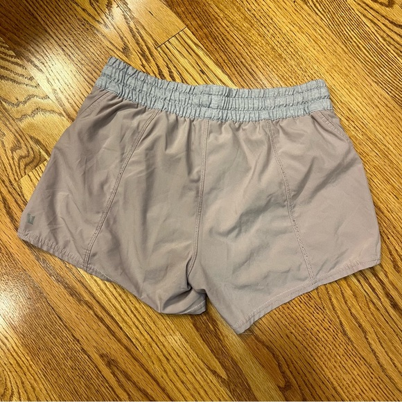 Vuori Clementine Shorts Women’s Size Small Pink Purple Lilac Gray 4” Inseam - Picture 4 of 8